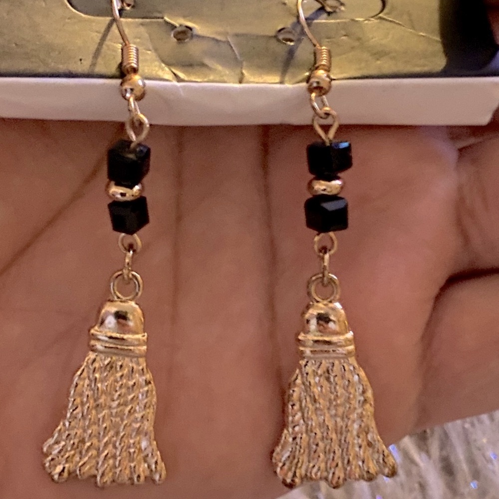 New Gold Earrings - Picture 1 of 1